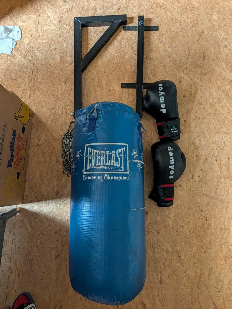 Bokszak Everlast met muurbeugel, Sports & Fitness, Boxe, Utilisé, Sac de boxe, Enlèvement
