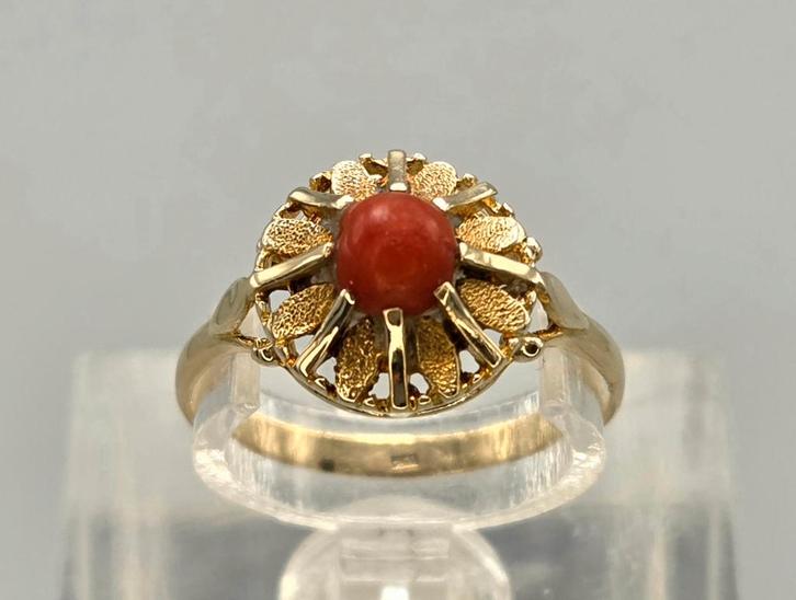 Gouden Vintage ring met bloedkoraal. 206/149., Handtassen en Accessoires, Antieke sieraden, Ring, Goud, Met edelsteen, Ophalen of Verzenden