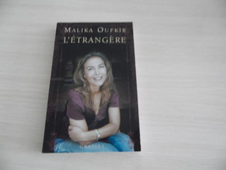 L'ÉTRANGÈRE       MALIKA OUFKIR, Livres, Biographies, Comme neuf, Autre, Enlèvement ou Envoi