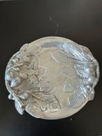 Tinnen schaal, Ophalen