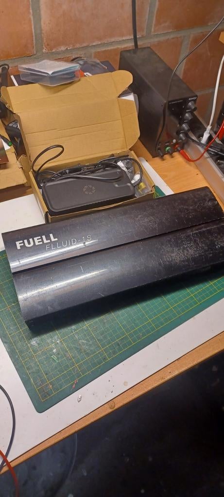 Fuell Flluid 1s accu + nieuwe oplader, Ophalen, Gebruikt