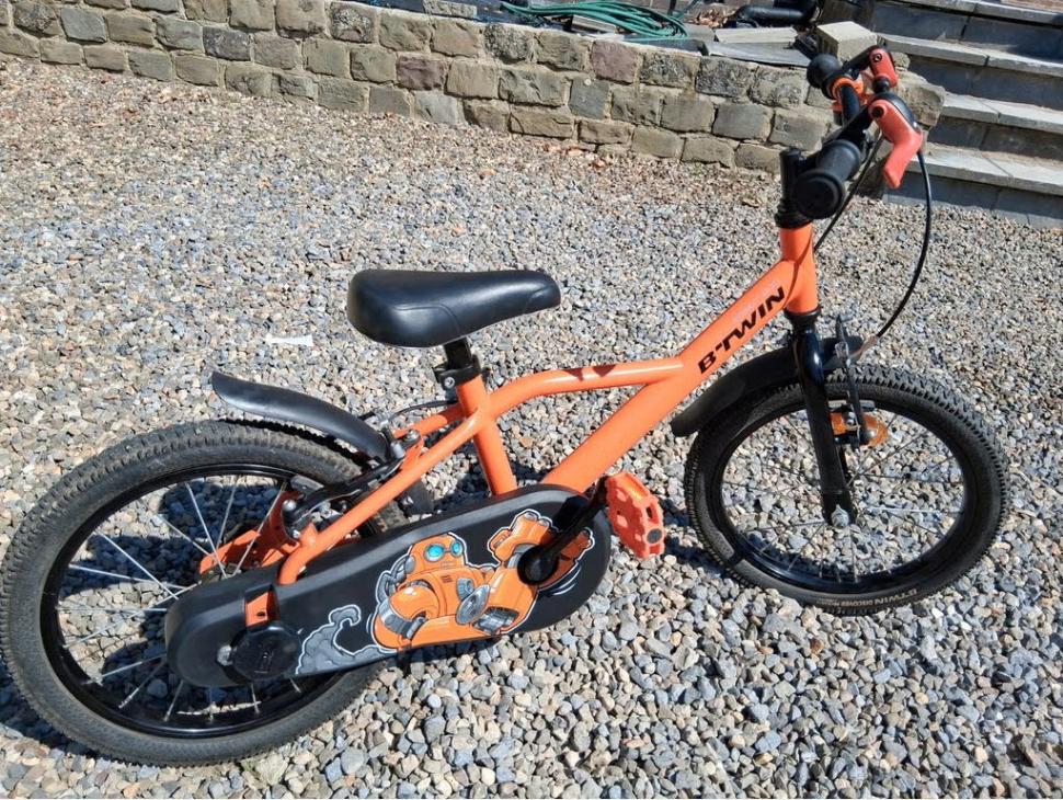 B-Twin kinderfiets 16" met zijwielkes - Zo goed als nieuw, Ophalen, Zijwieltjes, 16 tot 20 inch, Velgrem