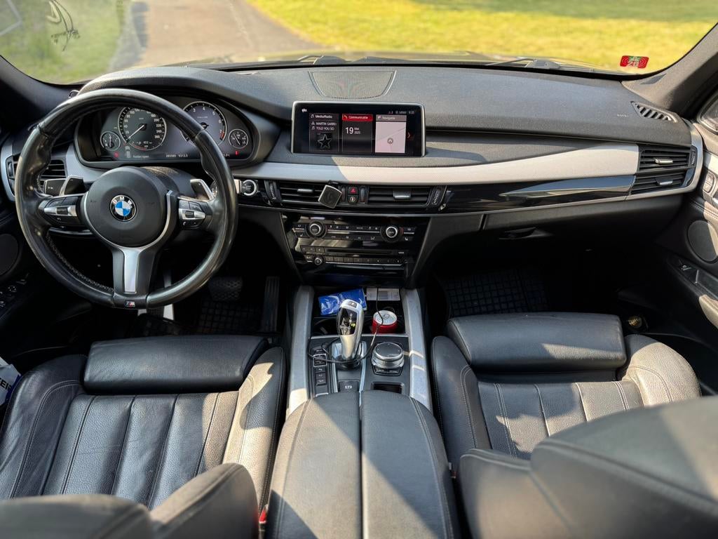 BMW X5 E40 / PLUG IN HYBRIDE! / M-PAKKET! / GEKEURD VVK!, Zwart, 5 zetels, Hybride Elektrisch/Benzine, SUV of Terreinwagen