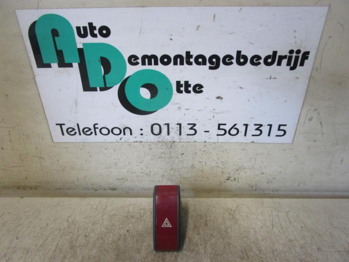 Paniekverlichtings Schakelaar van een Opel Corsa (Corsa C 00, Auto-onderdelen, Dashboard en Schakelaars, Opel, Gebruikt, 3 maanden garantie