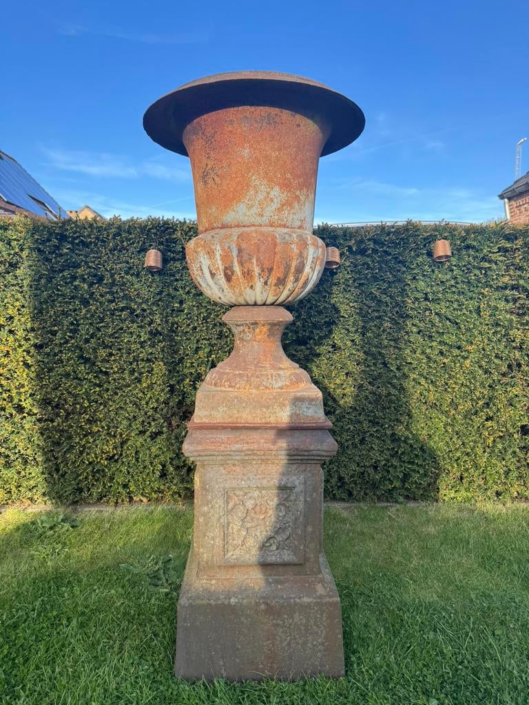 Franse gietijzeren versailles vaas op sokkel., Jardin & Terrasse, Vases de jardin, Enlèvement, Utilisé