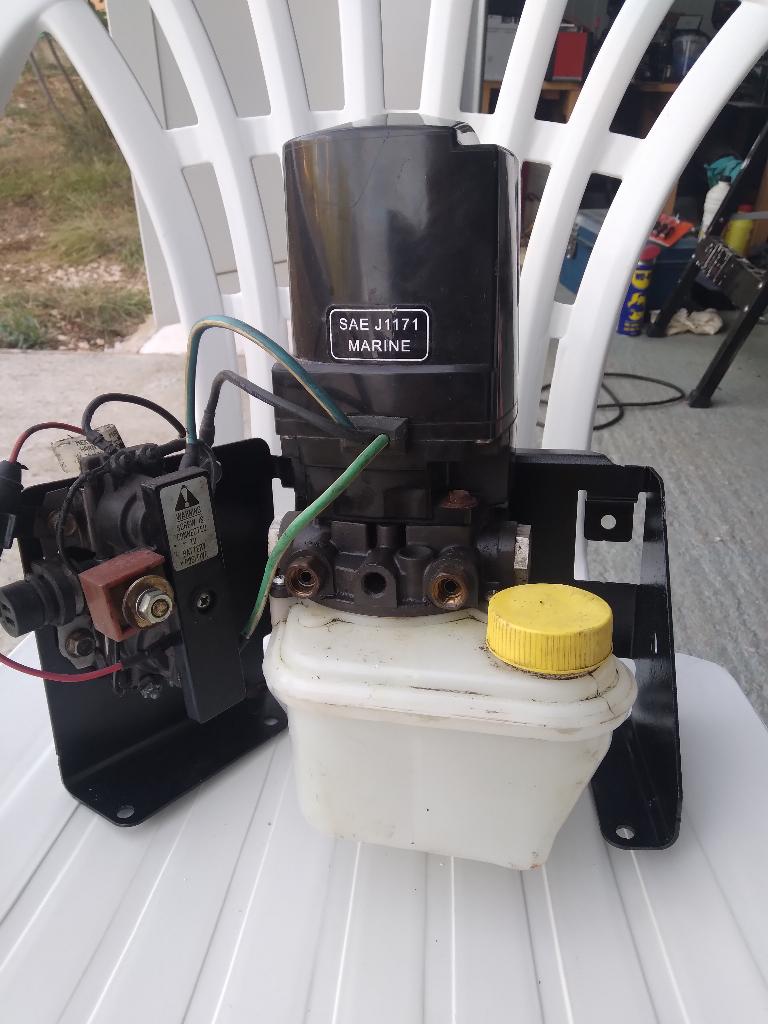 Mercruiser trimpomp., Watersport en Boten, Bootonderdelen, Gebruikt, Motor en Techniek, Motorboot, Ophalen of Verzenden