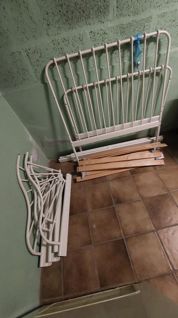 Kinderbed - metaal - wit gelakt, Ophalen, Zo goed als nieuw, Lattenbodem