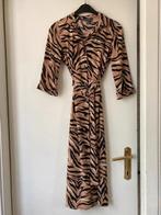 Lange jurk met tijgerstrepen maat 34 Primark, Kleding | Dames, Primark, Beige, Ophalen of Verzenden, Maat 34 (XS) of kleiner