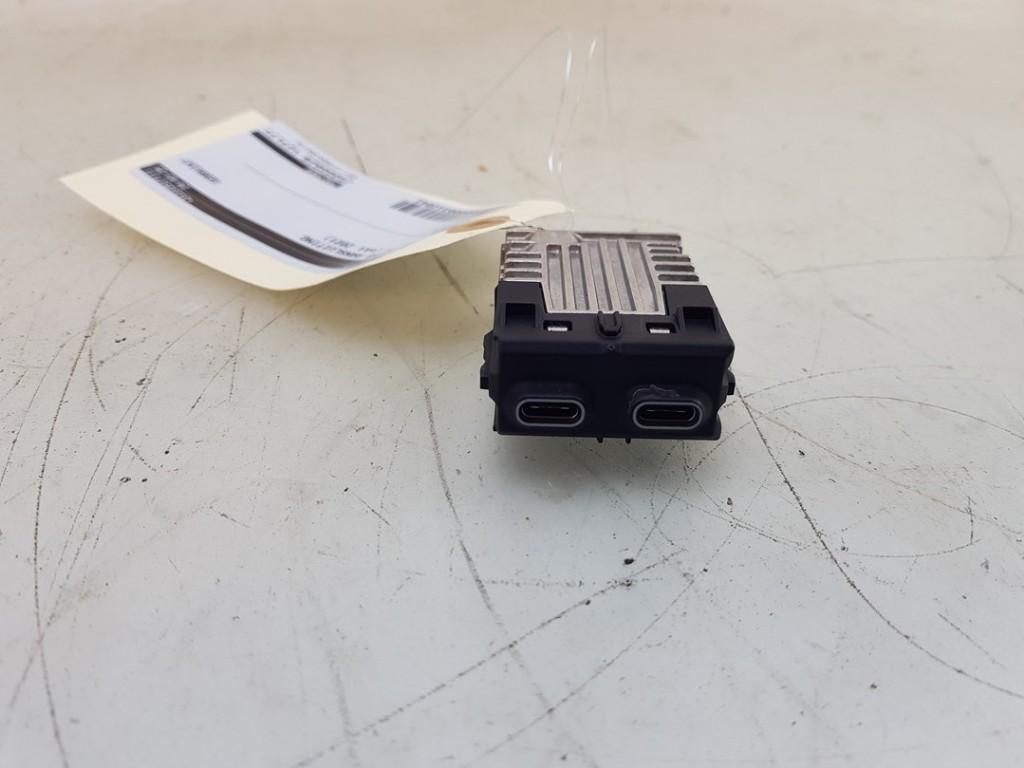 AUX/USB POORT BMW iX (I20) (|5A27DE6|84105A27DE6|), Gebruikt, BMW, Petuelring 130
80809  München, DE, Bayerische Motoren Werke AG