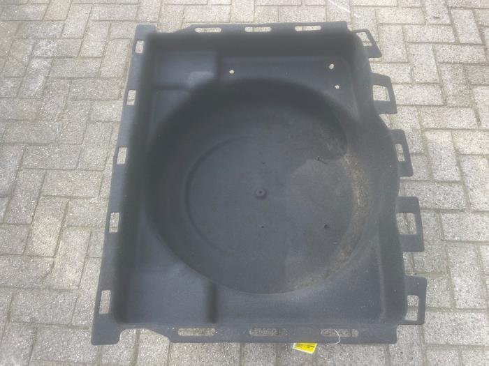 Logement roue de secours d'un Audi A8, Autos : Pièces & Accessoires, -, 3 mois de garantie, Audi, Utilisé