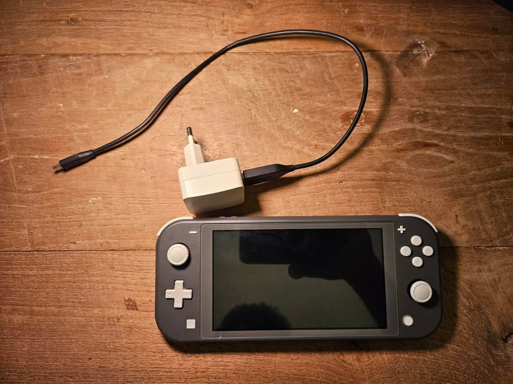 Nintendo Switch Lite avec chargeur, Consoles de jeu & Jeux vidéo, Enlèvement, Comme neuf