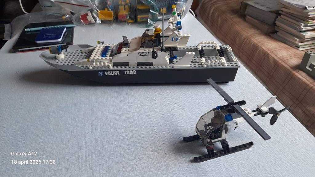 Lego politie boot en helikopter, Ophalen