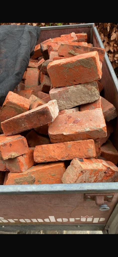 Gratis af te halen: ongeveer 500 oude rode bakstenen, Doe-het-zelf en Bouw, Metselstenen, Gebruikt, Bakstenen, Ophalen