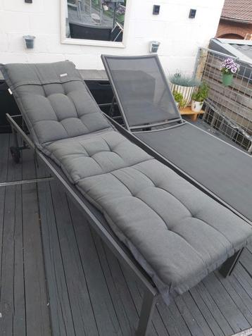 2 ligbedkussens prima staat  beschikbaar voor biedingen