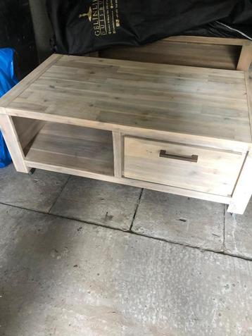 Bijzettafel beschikbaar voor biedingen