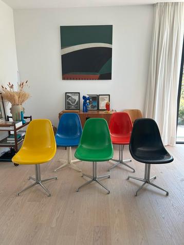 5 vintage Eames sidechairs - fibreglass – Herman Miller beschikbaar voor biedingen