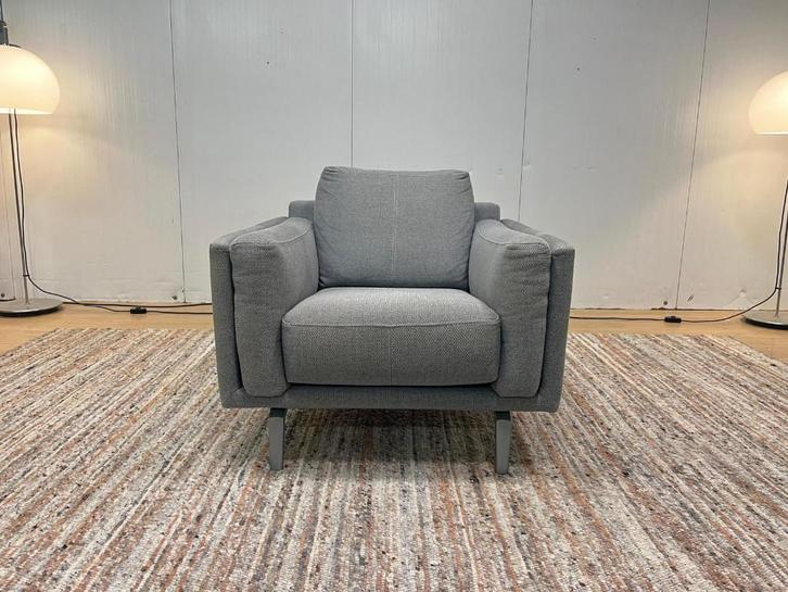 TBE Leolux Bellice fauteuil gris bleu – PN: 3.250€, Maison & Meubles, Fauteuils, Comme neuf, Tissus, 75 à 100 cm, 75 à 100 cm