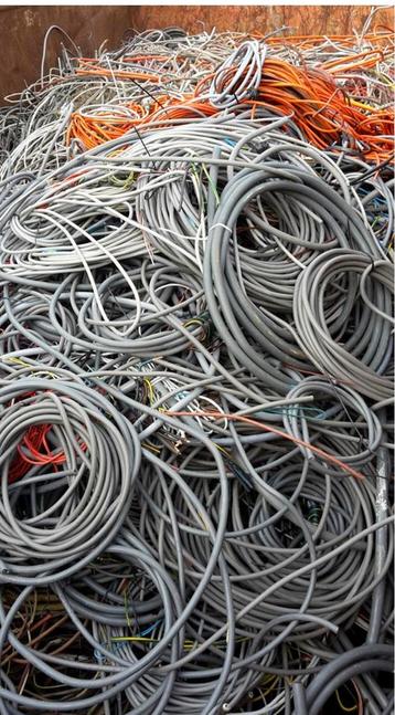 IK KOOP oude/resten elektriciteitskabels beschikbaar voor biedingen