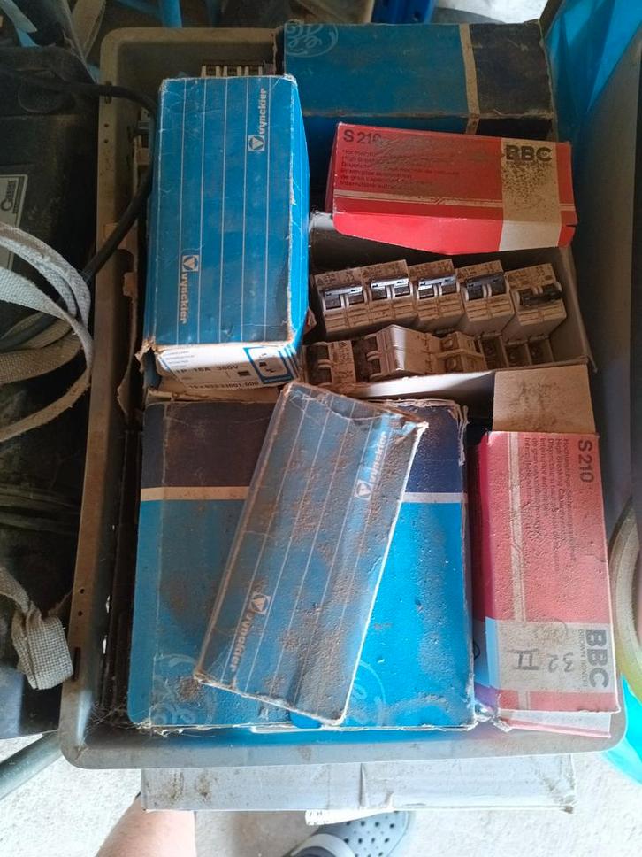 Partij van 73 zekeringen te koop – Vynckier, Stotz Kontakt,, Doe-het-zelf en Bouw, Elektriciteit en Kabels, Zo goed als nieuw