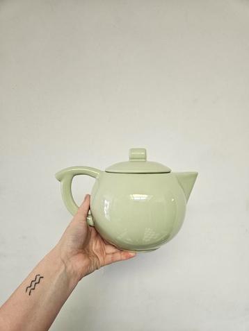 Groene theepot beschikbaar voor biedingen