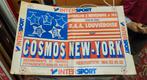 Oude Voetbalmatch affiche New York Cosmos  tegen La Louviere, Verzamelen, Ophalen of Verzenden, Gebruikt, Poster, Plaatje of Sticker