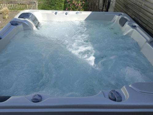 5-persoons Jacuzzi in topstaat – met onderhoudsproducten, 2e, Tuin en Terras, Bubbelbaden en Hottubs, Zo goed als nieuw, Vast