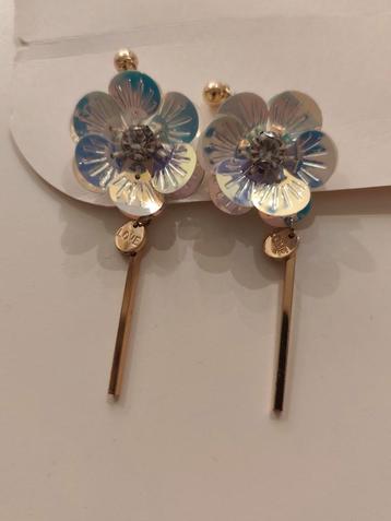 Longues boucles d'oreilles fleurs, strass et métal doré Love beschikbaar voor biedingen