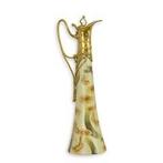 Belle carafe en porcelaine avec cadre en bronze