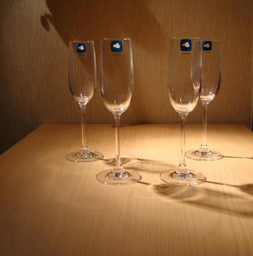 4 nieuwe mooie champagneglazen in perfecte staat, Huis en Inrichting, Keuken | Servies, Nieuw, Glas of Glazen, Effen, Glas, Ophalen of Verzenden