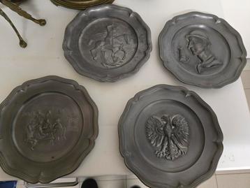 Set tinnen borden beschikbaar voor biedingen