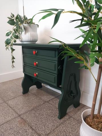 Naaitafeltje/bijzettafeltje/ladekastje groen met aardbeien k beschikbaar voor biedingen