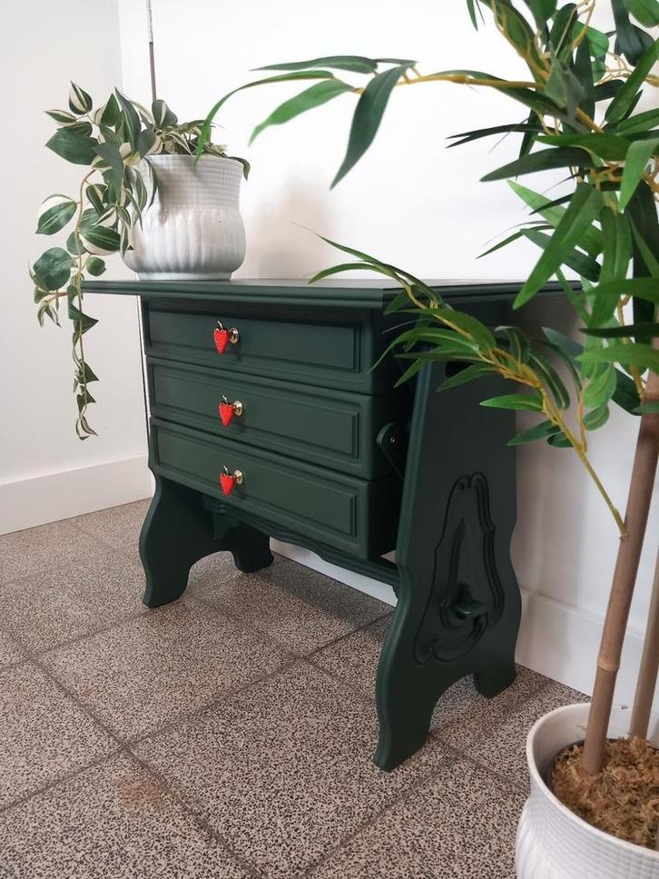 Naaitafeltje/bijzettafeltje/ladekastje groen met aardbeien k, Huis en Inrichting, Overige Huis en Inrichting, Zo goed als nieuw