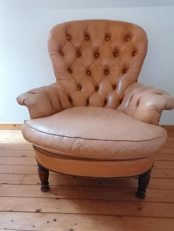 Set van 2 klassieke lederen  fauteuils in capitonné-stijl beschikbaar voor biedingen