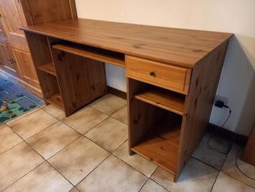 bureau hout beschikbaar voor biedingen