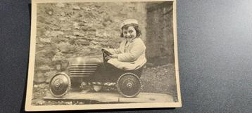 oude echte foto van kind met trapauto beschikbaar voor biedingen