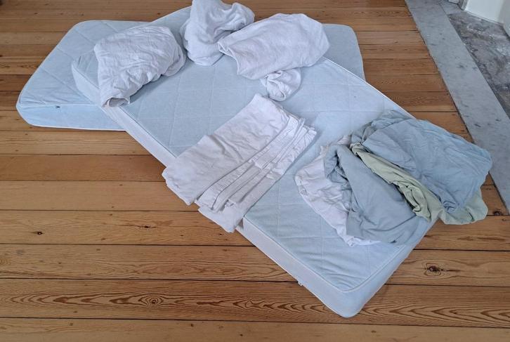 2 matelas pour berceau + linge de lit divers, Enfants & Bébés, Chambre d'enfant | Linge de lit, Utilisé, Autres types, Bleu, Enlèvement