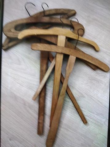 Oude kapstokken  beschikbaar voor biedingen