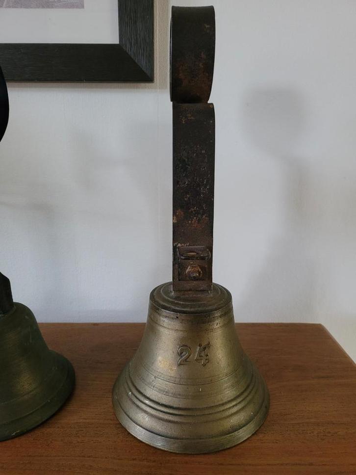 Zeldzame oude grote bronzen bel nr. 24, Antiek en Kunst, Antiek | Brons en Koper, Brons, Ophalen of Verzenden