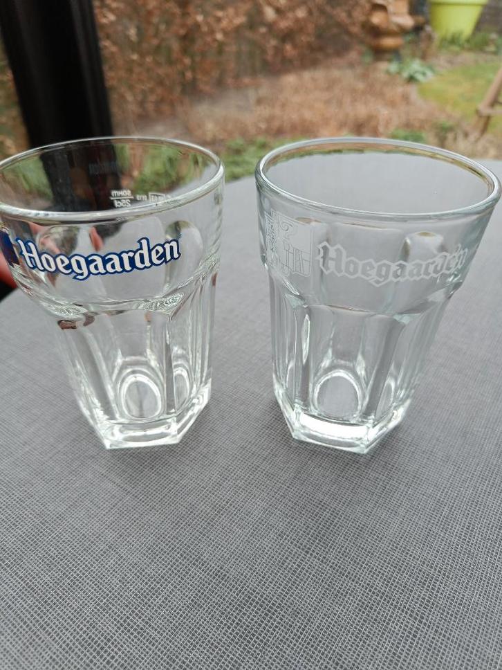Hoegaarden. 2 met blauwe rand + 2 met doorzichtige druk., Verzamelen, Glas en Drinkglazen, Zo goed als nieuw, Bierglas, Ophalen of Verzenden