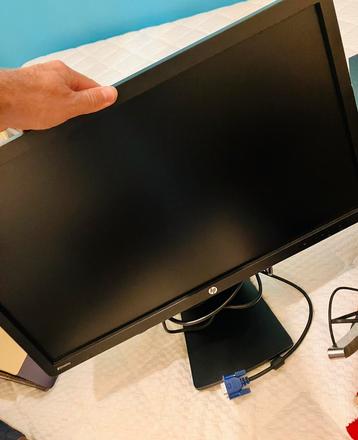 Scherm hp :pc of console met hdmi, usb en vga aansluitingen beschikbaar voor biedingen