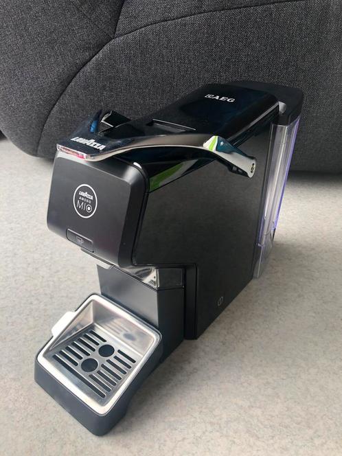 machine à café AEG Lavazza A Modo Mio – Modèle LM3100BK, Elektronische apparatuur, Koffiezetapparaten, Zo goed als nieuw, Koffiepads en cups