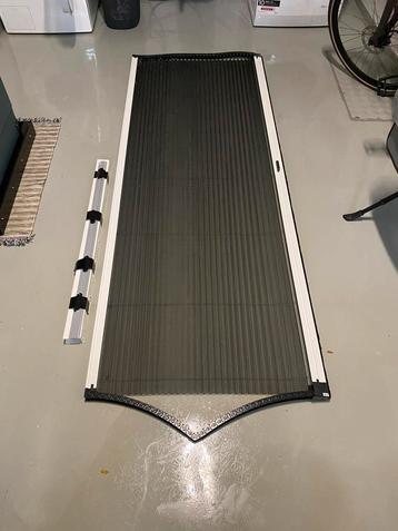 Deur met muggengaas beschikbaar voor biedingen