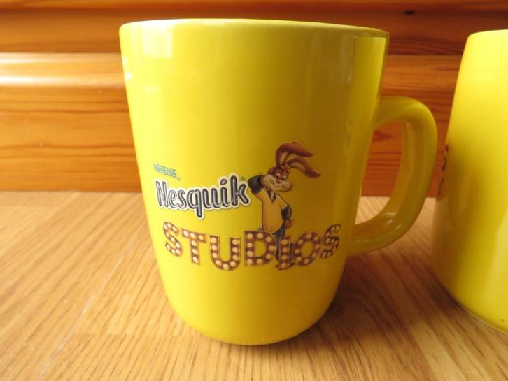 2 mug tasses Nesquik studios nourishing possibility, Huis en Inrichting, Keuken | Servies, Zo goed als nieuw, Kop(pen) en/of Schotel(s)