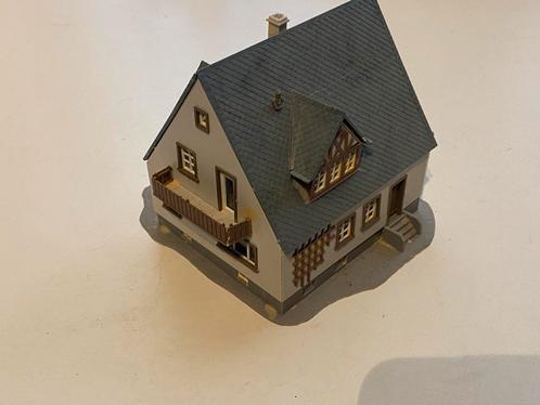 Huisje - Vintage HO Building - Kibri V450 House (grijs dak), Hobby en Vrije tijd, Modeltreinen | H0, Zo goed als nieuw, Brug, Tunnel of Gebouw