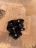 Chouchou noir avec perles blanches, Handtassen en Accessoires, Uiterlijk | Haarverzorging, Ophalen, Zo goed als nieuw, Haarspeld