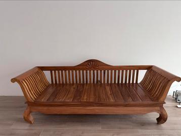 Houten bank beschikbaar voor biedingen