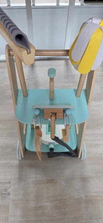 Houten schoonmaakkar kind beschikbaar voor biedingen