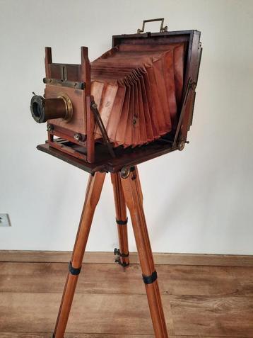 Houten balgcamera voor 18x24 platen beschikbaar voor biedingen