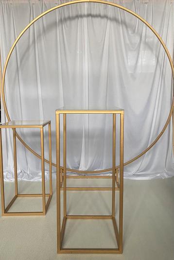 Verhuur van ronde bogen + gouden tafels beschikbaar voor biedingen