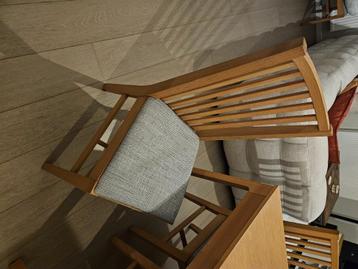 Set van 8 houten en stoffen stoelen beschikbaar voor biedingen